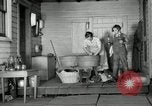 Standbild der HaUSArbeit ohne Strom Saint Clairsville Ohio USA, 1940, aus Sekunde 28 historischem Filmmaterial Videoclip 65675030602