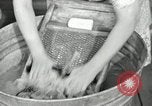 Standbild der HaUSArbeit ohne Strom Saint Clairsville Ohio USA, 1940, aus Sekunde 42 historischem Filmmaterial Videoclip 65675030602