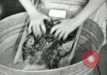 Standbild der HaUSArbeit ohne Strom Saint Clairsville Ohio USA, 1940, aus Sekunde 45 historischem Filmmaterial Videoclip 65675030602