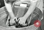 Standbild der HaUSArbeit ohne Strom Saint Clairsville Ohio USA, 1940, aus Sekunde 46 historischem Filmmaterial Videoclip 65675030602