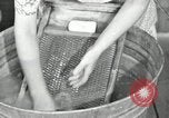 Standbild der HaUSArbeit ohne Strom Saint Clairsville Ohio USA, 1940, aus Sekunde 48 historischem Filmmaterial Videoclip 65675030602