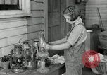Standbild der HaUSArbeit ohne Strom Saint Clairsville Ohio USA, 1940, aus Sekunde 54 historischem Filmmaterial Videoclip 65675030602