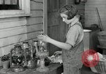 Standbild der HaUSArbeit ohne Strom Saint Clairsville Ohio USA, 1940, aus Sekunde 56 historischem Filmmaterial Videoclip 65675030602