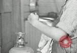 Standbild der HaUSArbeit ohne Strom Saint Clairsville Ohio USA, 1940, aus Sekunde 59 historischem Filmmaterial Videoclip 65675030602