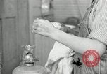 Standbild der HaUSArbeit ohne Strom Saint Clairsville Ohio USA, 1940, aus Sekunde 61 historischem Filmmaterial Videoclip 65675030602