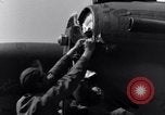 Standbild P-38 Ebene Montage Australien, 1942, aus Sekunde 18 historischem Filmmaterial Videoclip 65675030610