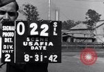 Standbild P-38 Ebene Montage Australien, 1942, aus Sekunde 24 historischem Filmmaterial Videoclip 65675030610