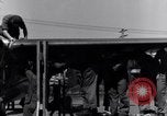 Standbild P-38 Ebene Montage Australien, 1942, aus Sekunde 27 historischem Filmmaterial Videoclip 65675030610