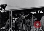 Standbild P-38 Ebene Montage Australien, 1942, aus Sekunde 49 historischem Filmmaterial Videoclip 65675030610