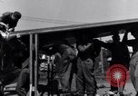 Standbild P-38 Ebene Montage Australien, 1942, aus Sekunde 50 historischem Filmmaterial Videoclip 65675030610