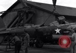 Standbild P-38 Ebene Montage Australien, 1942, aus Sekunde 53 historischem Filmmaterial Videoclip 65675030610