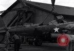 Standbild P-38 Ebene Montage Australien, 1942, aus Sekunde 54 historischem Filmmaterial Videoclip 65675030610