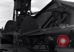 Standbild P-38 Ebene Montage Australien, 1942, aus Sekunde 58 historischem Filmmaterial Videoclip 65675030610
