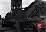 Standbild P-38 Ebene Montage Australien, 1942, aus Sekunde 59 historischem Filmmaterial Videoclip 65675030610
