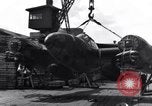 Standbild P-38 Ebene Montage Australien, 1942, aus Sekunde 61 historischem Filmmaterial Videoclip 65675030610
