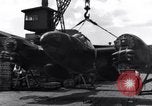 Standbild P-38 Ebene Montage Australien, 1942, aus Sekunde 62 historischem Filmmaterial Videoclip 65675030610
