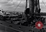 Standbild P-38 Ebene Montage Australien, 1942, aus Sekunde 12 historischem Filmmaterial Videoclip 65675030611