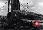 Standbild P-38 Ebene Montage Australien, 1942, aus Sekunde 50 historischem Filmmaterial Videoclip 65675030611