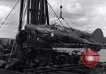 Standbild P-38 Ebene Montage Australien, 1942, aus Sekunde 54 historischem Filmmaterial Videoclip 65675030611