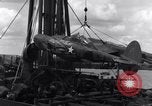 Standbild P-38 Ebene Montage Australien, 1942, aus Sekunde 55 historischem Filmmaterial Videoclip 65675030611