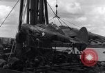 Standbild P-38 Ebene Montage Australien, 1942, aus Sekunde 57 historischem Filmmaterial Videoclip 65675030611