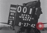 Standbild Pilot prüft P-38-Ebene Australien, 1942, aus Sekunde 1 historischem Filmmaterial Videoclip 65675030612