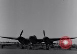 Standbild Pilot prüft P-38-Ebene Australien, 1942, aus Sekunde 3 historischem Filmmaterial Videoclip 65675030612