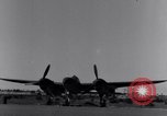 Standbild Pilot prüft P-38-Ebene Australien, 1942, aus Sekunde 4 historischem Filmmaterial Videoclip 65675030612