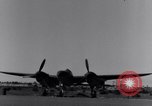 Standbild Pilot prüft P-38-Ebene Australien, 1942, aus Sekunde 5 historischem Filmmaterial Videoclip 65675030612