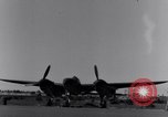 Standbild Pilot prüft P-38-Ebene Australien, 1942, aus Sekunde 6 historischem Filmmaterial Videoclip 65675030612