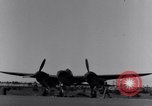 Standbild Pilot prüft P-38-Ebene Australien, 1942, aus Sekunde 9 historischem Filmmaterial Videoclip 65675030612