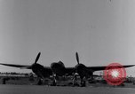 Standbild Pilot prüft P-38-Ebene Australien, 1942, aus Sekunde 11 historischem Filmmaterial Videoclip 65675030612