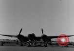 Standbild Pilot prüft P-38-Ebene Australien, 1942, aus Sekunde 12 historischem Filmmaterial Videoclip 65675030612