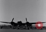 Standbild Pilot prüft P-38-Ebene Australien, 1942, aus Sekunde 14 historischem Filmmaterial Videoclip 65675030612