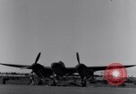 Standbild Pilot prüft P-38-Ebene Australien, 1942, aus Sekunde 15 historischem Filmmaterial Videoclip 65675030612