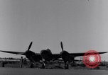 Standbild Pilot prüft P-38-Ebene Australien, 1942, aus Sekunde 16 historischem Filmmaterial Videoclip 65675030612