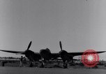 Standbild Pilot prüft P-38-Ebene Australien, 1942, aus Sekunde 17 historischem Filmmaterial Videoclip 65675030612