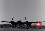 Standbild Pilot prüft P-38-Ebene Australien, 1942, aus Sekunde 18 historischem Filmmaterial Videoclip 65675030612