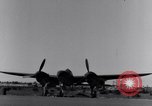 Standbild Pilot prüft P-38-Ebene Australien, 1942, aus Sekunde 19 historischem Filmmaterial Videoclip 65675030612