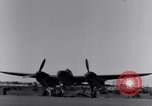 Standbild Pilot prüft P-38-Ebene Australien, 1942, aus Sekunde 20 historischem Filmmaterial Videoclip 65675030612