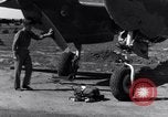 Standbild Pilot prüft P-38-Ebene Australien, 1942, aus Sekunde 21 historischem Filmmaterial Videoclip 65675030612