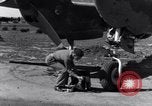Standbild Pilot prüft P-38-Ebene Australien, 1942, aus Sekunde 24 historischem Filmmaterial Videoclip 65675030612