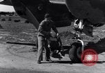 Standbild Pilot prüft P-38-Ebene Australien, 1942, aus Sekunde 26 historischem Filmmaterial Videoclip 65675030612