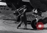 Standbild Pilot prüft P-38-Ebene Australien, 1942, aus Sekunde 27 historischem Filmmaterial Videoclip 65675030612