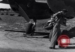 Standbild Pilot prüft P-38-Ebene Australien, 1942, aus Sekunde 28 historischem Filmmaterial Videoclip 65675030612