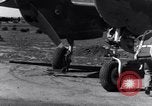 Standbild Pilot prüft P-38-Ebene Australien, 1942, aus Sekunde 29 historischem Filmmaterial Videoclip 65675030612