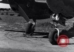 Standbild Pilot prüft P-38-Ebene Australien, 1942, aus Sekunde 31 historischem Filmmaterial Videoclip 65675030612