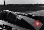 Standbild Pilot prüft P-38-Ebene Australien, 1942, aus Sekunde 33 historischem Filmmaterial Videoclip 65675030612