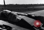 Standbild Pilot prüft P-38-Ebene Australien, 1942, aus Sekunde 35 historischem Filmmaterial Videoclip 65675030612