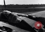 Standbild Pilot prüft P-38-Ebene Australien, 1942, aus Sekunde 36 historischem Filmmaterial Videoclip 65675030612